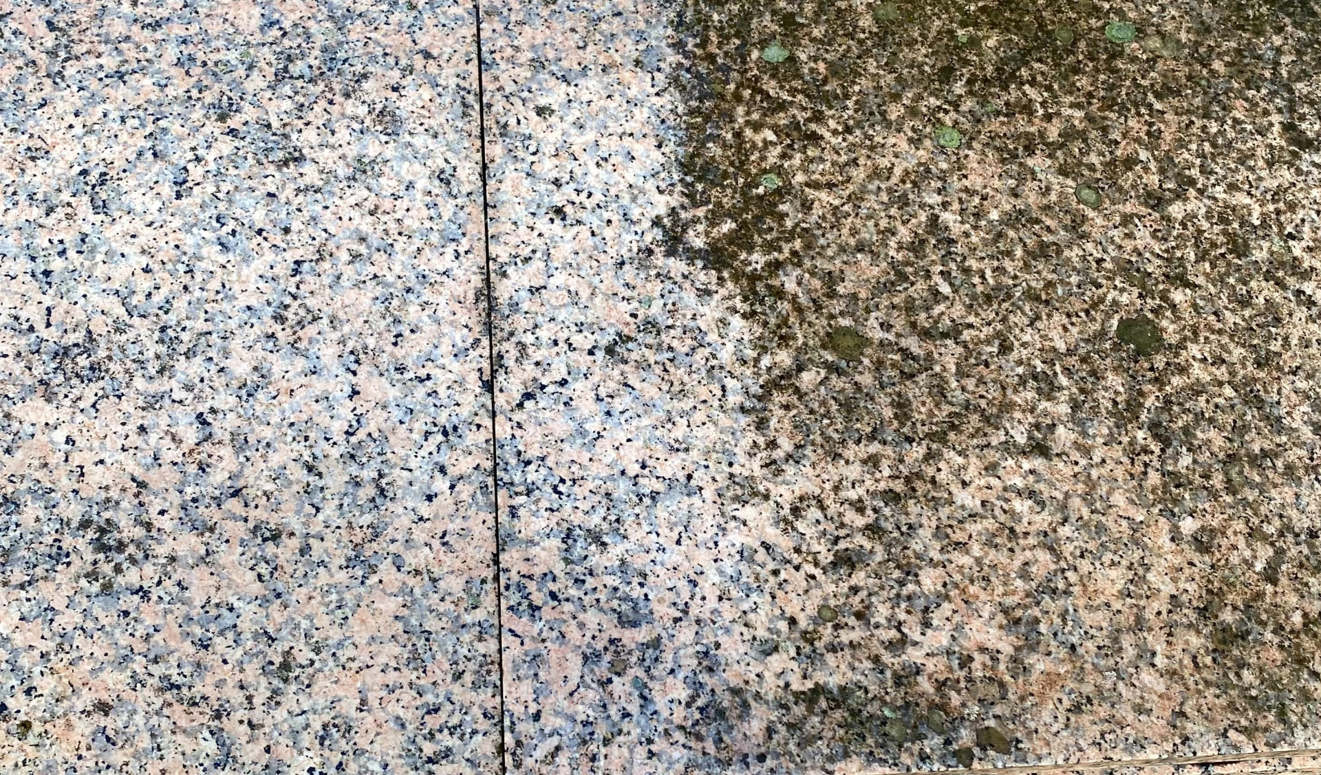 Detalle de granito de una fachada de Las Rozas de Madrid: la zona tratada junto a la zona sin limpiar